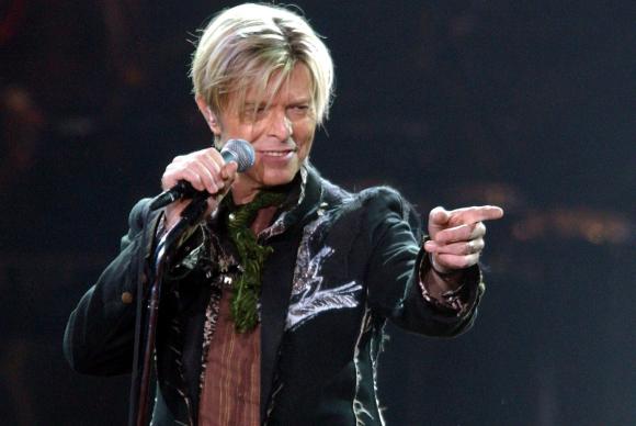 Na imagem de arquivo, David Bowie se apresenta em um concerto em Hamburgo na Alemanha, em outubro de 2003Mauricio Gambarini/Arquivo DPA/Agência Lusa