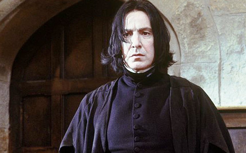 Alan Rickman como o professor Snape em Harry Potter e a Pedra Filosofal (2001) | Foto: Divulgação/Warner Bros 