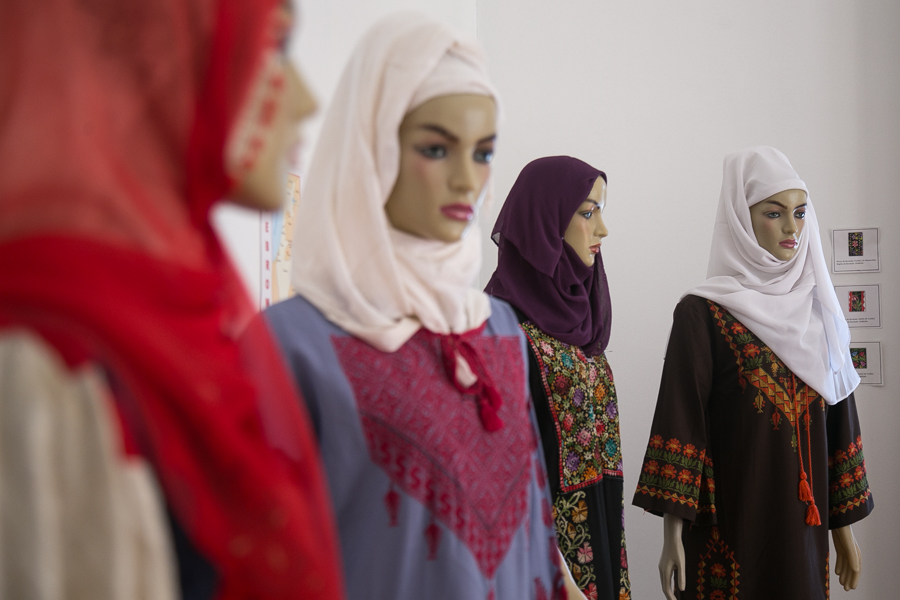 Uma das atrações da mostra são os 23 vestidos de diferentes regiões da Palestina|Foto: Foto: Joana Berwanger/Sul21