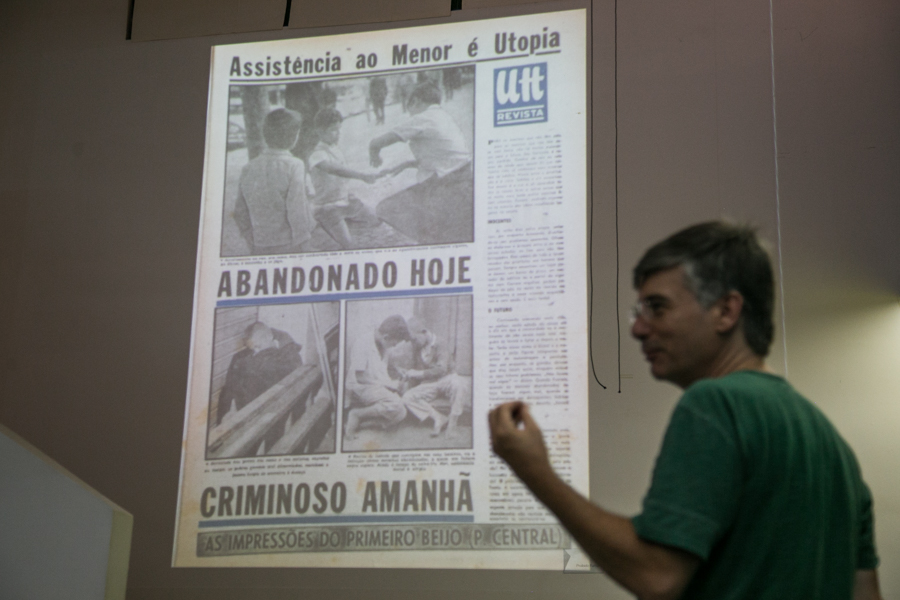 Diretor do museu, Yuri Victorino mostra a projeção elaborada com exemplares do Jornal Última Hora editados no Estado, do acervo do próprio local |Foto: Guilherme Santos/Sul21