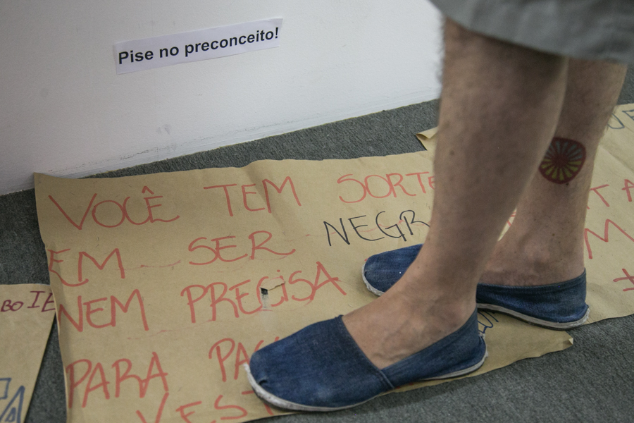 Os cartazes orginais com as frases dos estudantes foram colocadas no chão com a ideia que as pessoas simbolicamente pisem em cima do preconceito| Foto: Guilherme Santos/Sul21