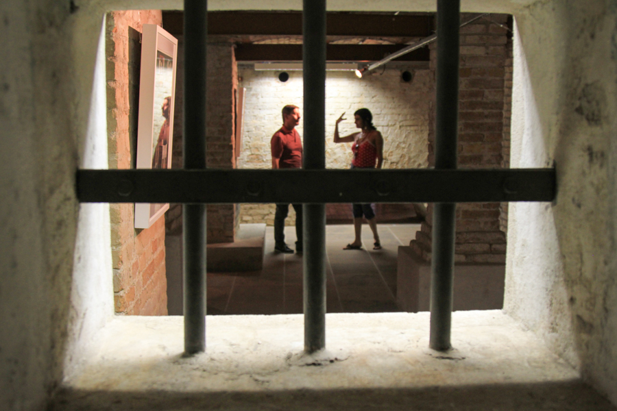 Na época da Intendência Municipal, parte do porão serviu de cadeia. As grades continuam intactas| |Foto: Caroline Ferraz