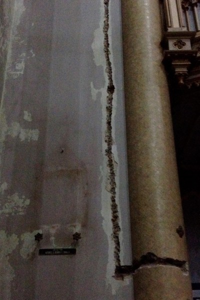 Detalhe de um rasgo feito na coluna para esconder a fiação de luz.