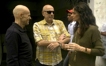Da esq. para a dir.: o ator Willem Dafoe, Hector Babenco e Maria Fernanda Cândido, durante as filmagens | Foto: Divulgação