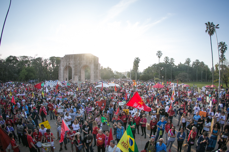 Ato Fora Temer e contra o golpe, no parque da Redenção reuniu cerca de 4 mil pessoas, segundo os organizadores. "Foto: Guilherme Santos/Sul21)