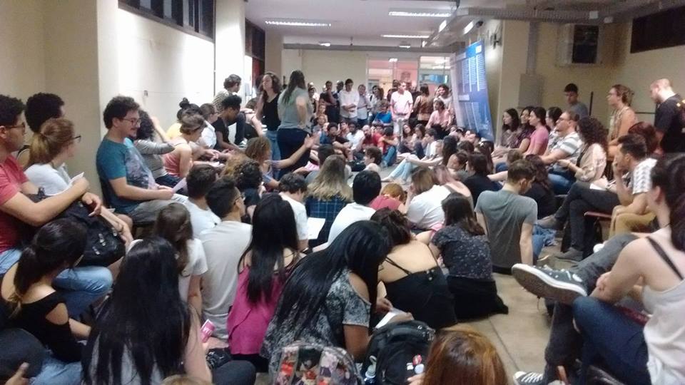 Estudantes de mais de 20 cursos da UFRGS decidiram ocupar suas unidades em protesto contra políticas do governo Temer. (Foto: Reprodução/Facebook)