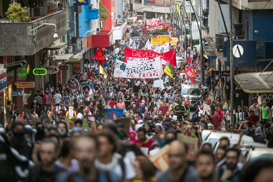 Milhares de pessoas participaram do ato contra a PEC 55 e os governos Temer e Sartori. (Foto: Guilherme Santos/Sul21)