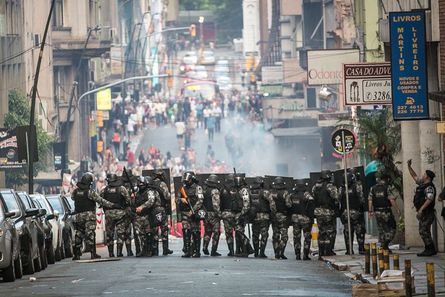 Batalhão de Choque da Brigada lançou bombas de gás quando manifestação ingressou na rua Riachuelo, em direção à Praça da Matriz. (Foto: Guilherme Santos/Sul21)