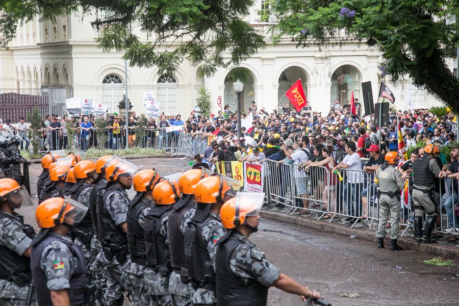 Servidores prometem aumentar a presença na Praça da Matriz nesta terça. (Foto: Guilherme Santos/Sul21)