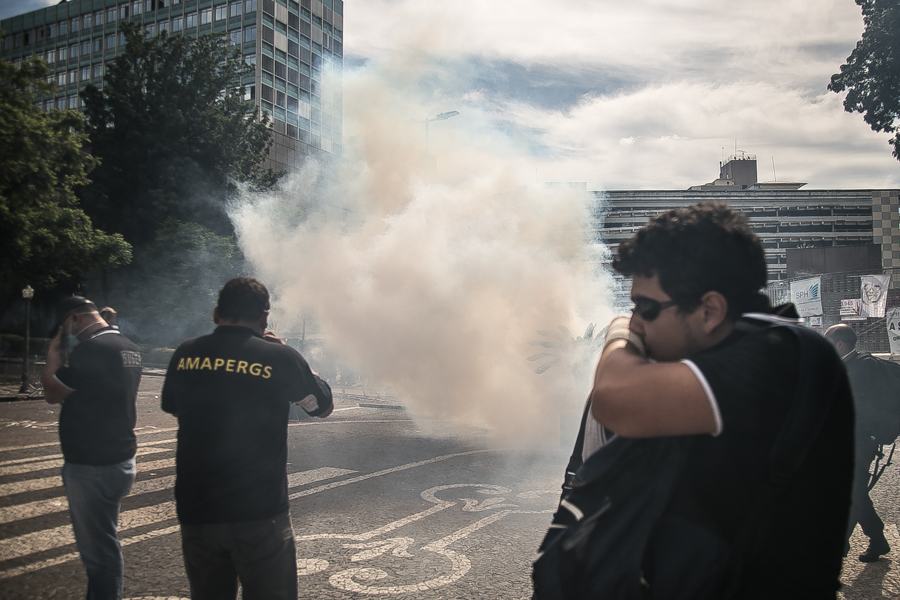 Terça-feire teve três sessões de disparos de bombas de gás contra servidores públicos. (Foto: Guilherme Santos/Sul21)