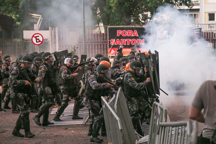 Segundo dia de protestos na praça da Matriz contra o pacote de cortes e extinções do governo Sartori. Mais uma vez, Brigada Militar agiu com bombas de gás lacrimogêneo, cavalaria e balas de borracha. (Foto: Guilherme Santos/Sul21)