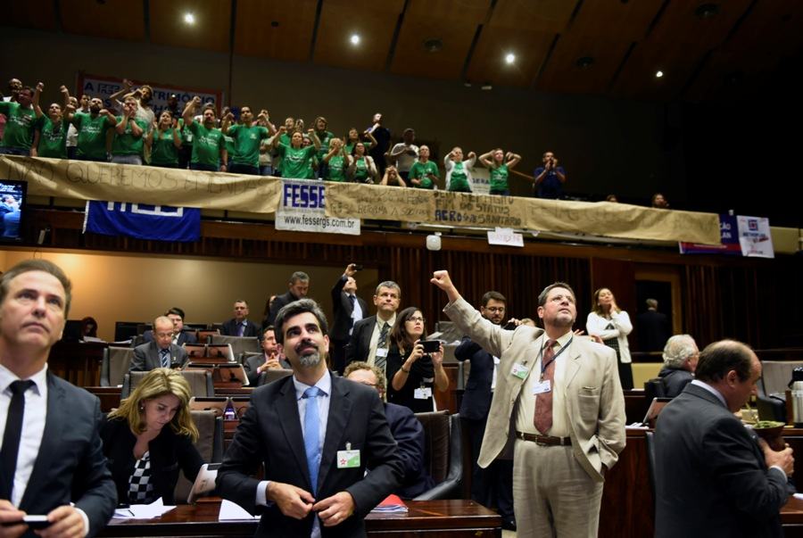 Servidores da Fepagro vaiam decisão da Assembleia | Foto: Vinicius Reis/AL-RS