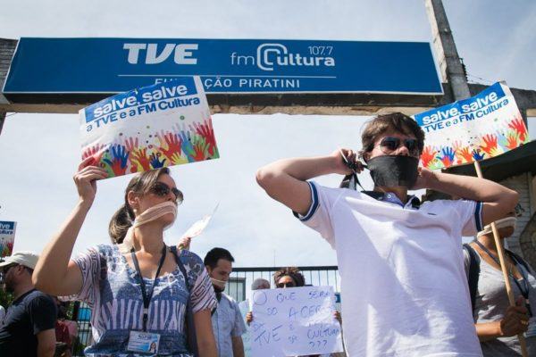 Funcionários da Fundação Piratini / TVE e FM Cultura fazem ato em frente a Fundação após o anúncio do recesso. Foto: Guilherme Santos/Sul21