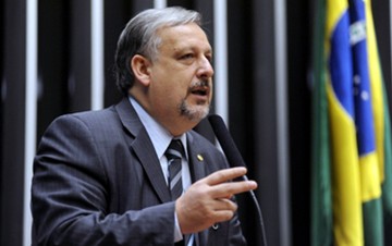 O novo ministro das Comunicações, Ricardo Berzoini, disse que vai começar o processo de discussão sobre a regulamentação econômica da mídia | Foto: Câmara dos Deputados