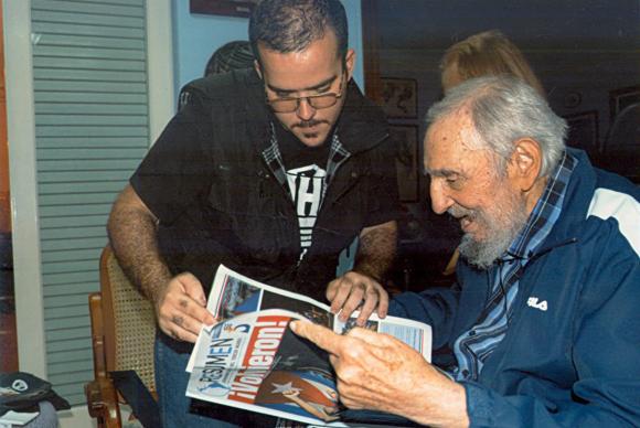 Foto do dia 23 de janeiro divulgada pelo site Cubadebate em 3 de fevereiro. Na imagem, Fidel Castro lê um jornal durante encontro com o líder estudantil Randy Perdomo Garcia | Foto: Divulgação