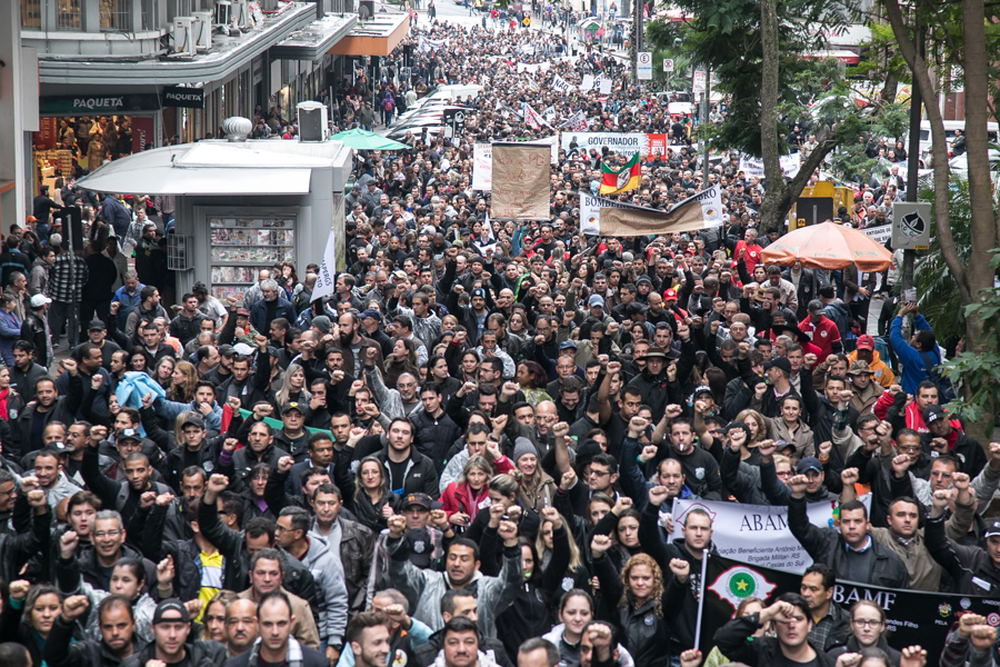 A marcha desta terça-feira partiu de diferentes pontos da cidade, reuniu-se no Largo Glênio Peres e rumou para o Palácio Piratini. (Foto: Guilherme Santos/Sul21)