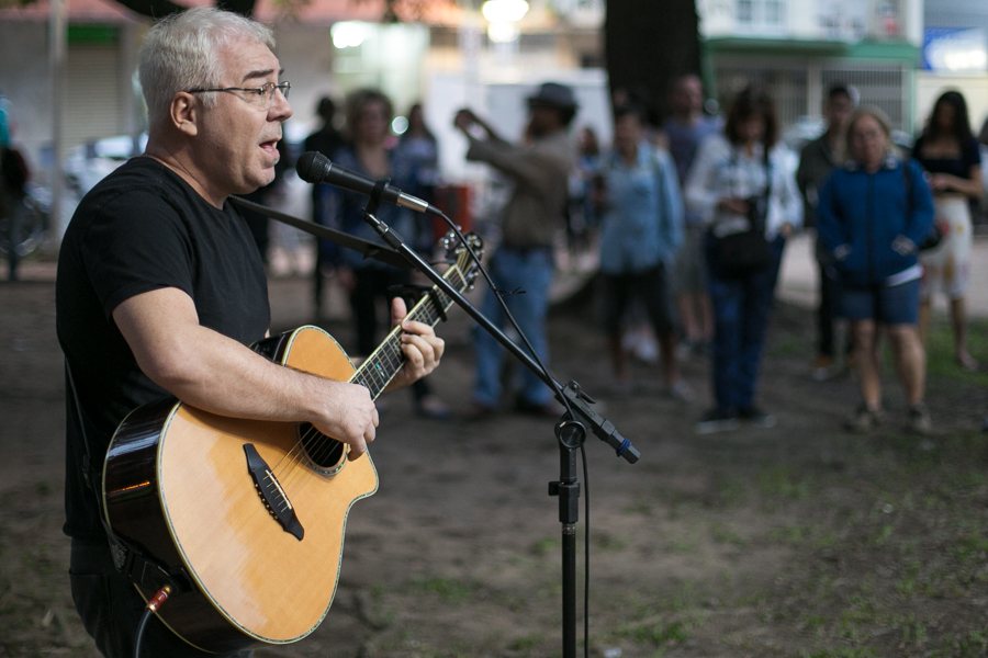 No intervalo das manifestações, o cantor Nei Lisboa fez um show na Praça Brigadeiro Sampaio|Foto: Guilherme Santos/Sul21