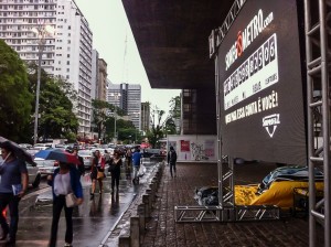 22/10/2015 - São Paulo - Sonegômetro no vão livre do MASP mostra que calote aos cofres públicos é de quase R$ 420 bi. Foto: Oswaldo Corneti