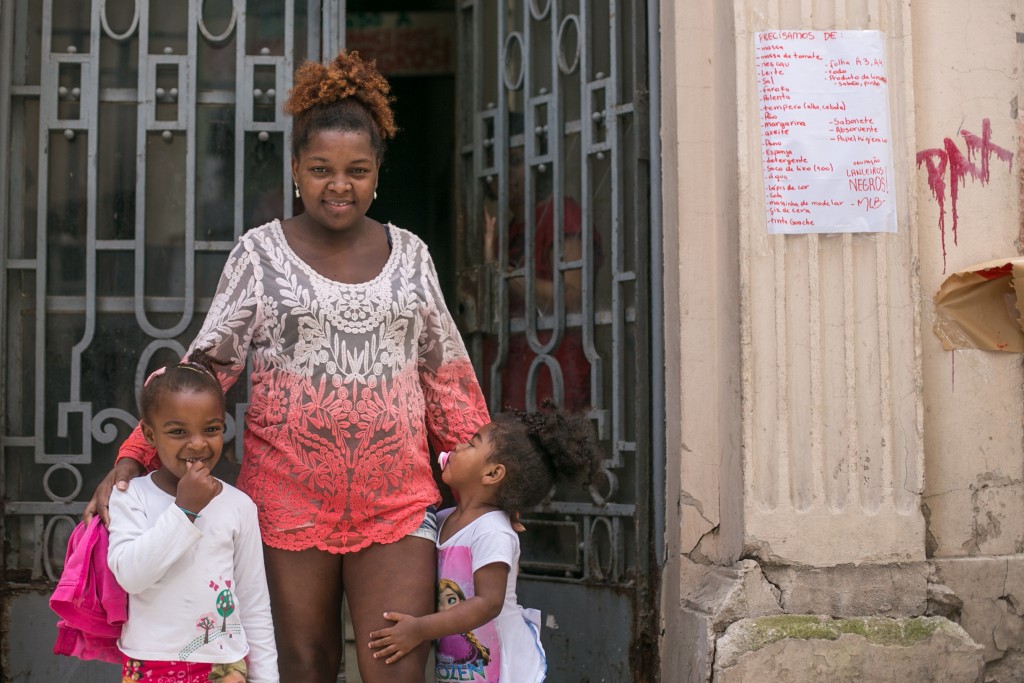 16/11/2015 - PORTO ALEGRE, RS, BRASIL - Ocupação Lanceiros Negros abriga cerca de 300 pessoas no centro da capital | Foto: Caroline Ferraz/Sul21