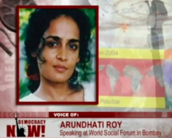 Arundhati Roy no programa Democracy Now | Foto: Reprodução