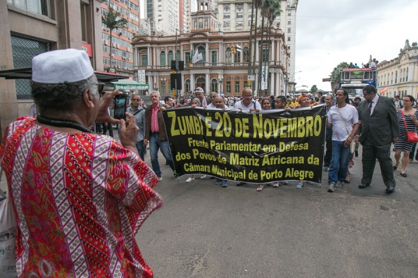 20/11/2015 - Marcha da consciência negra parte do largo glenio peres até o zumbi dos palmares. Foto: Guilherme Santos/Sul21