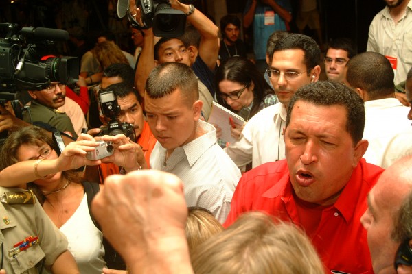 Chávez foi cercado por milhares de pessoas e saiu ovacionado do evento | Foto: Repositório FSM