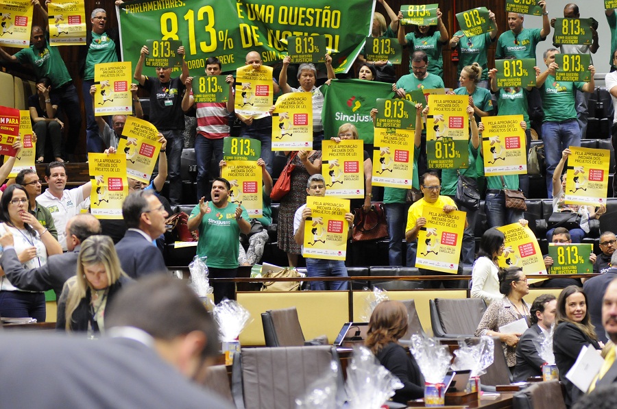 Servidores do Judiciário lotaram as galerias com cartazes pedindo a votação do reajuste de 8,13%|Foto: Marcelo Bertani/Agência AL