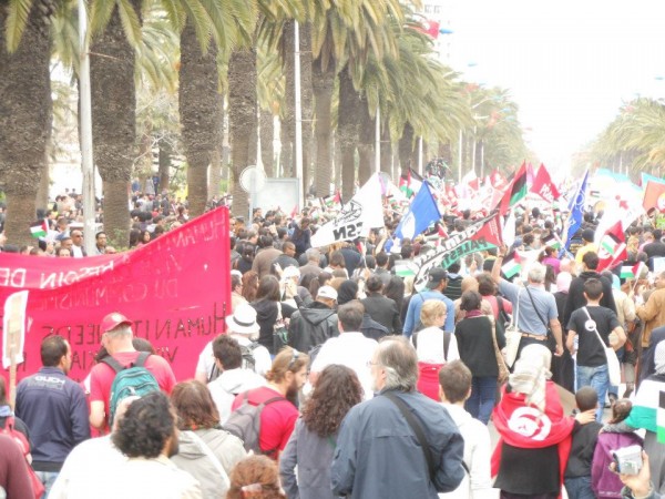 Milhares de pessoas percorreram a avenida onde manifestantes se encontravam durante revolução de 2011| Foto: Forum Social Mondial Tunisie 2013/Facebook