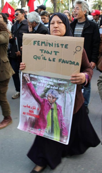 Ativista feminista durante marcha do FSM | Foto: Forum Social Mondial Tunisie 2013/Facebook