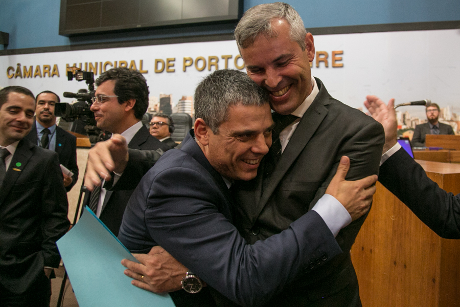 Depois de empossado, Cassio recebeu um abraço do presidente que deixava o cargo, Mauro Pinheiro| Foto: Caroline Ferraz/Sul21