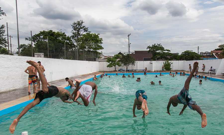 06/01/2016 - PORTO ALEGRE, RS, BRASIL - Abertura das piscinas públicas. / verão / água / calor. Foto: Guilherme Santos/Sul21