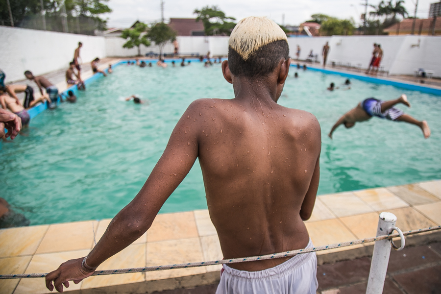 06/01/2016 - PORTO ALEGRE, RS, BRASIL - Abertura das piscinas públicas. / verão / água / calor. Foto: Guilherme Santos/Sul21