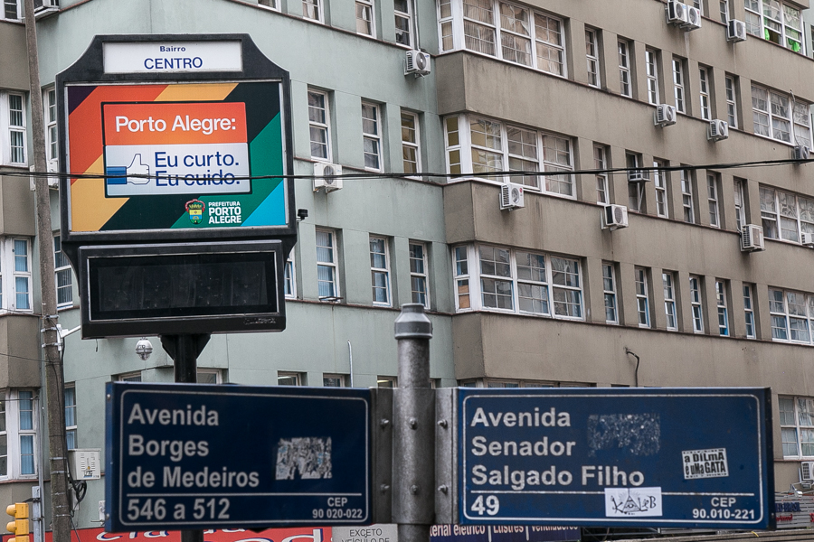 A primeira licitação da instalação dos relógios de rua também deu certa e não previsão para equipamentos voltarem a funcionar| Foto: Guilherme Santos/Sul21
