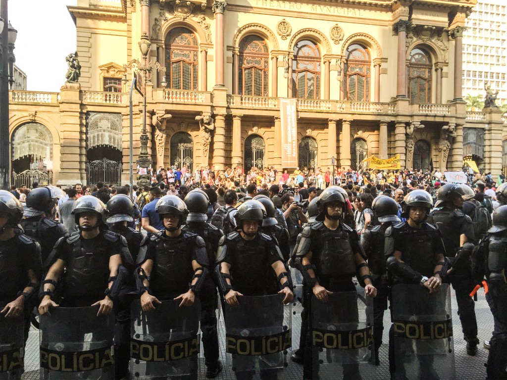 Concentração começou pacífica em frente ao Teatro Municipal. Contingente policial foi desproporcional|Foto: Paulo Pinto/ Fotos Públicas