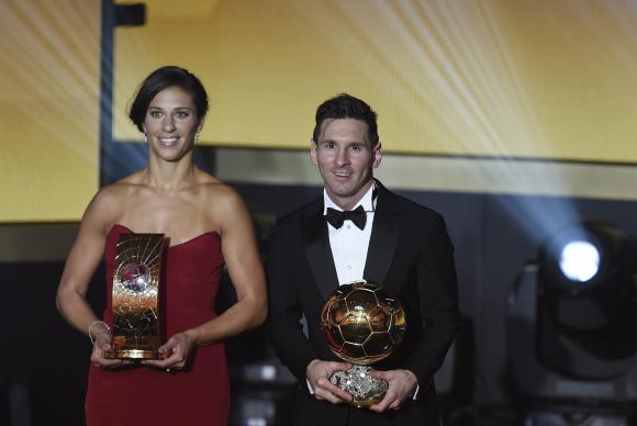 O argentino Lionel Messi e a norte-americana Carli Lloyd foram os vencedores da Bola de Ouro de 2015 | Foto: EPA/Valeriano di Domenico/Agência Lusa