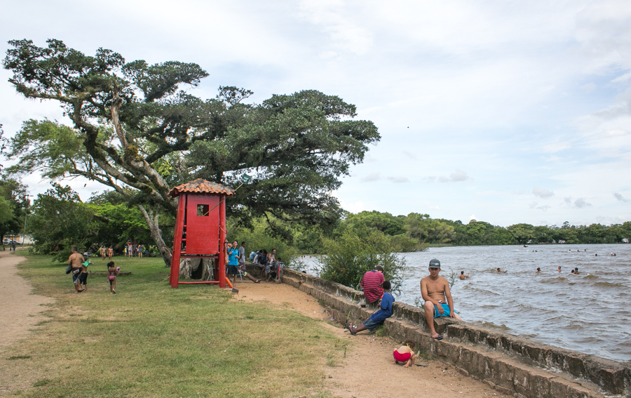 Na Praia de Belém Novo, não há faixa de areia, mas tem uma extensa área de camping|Foto: Guilherme Santos/Sul21