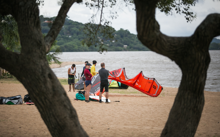 A Praia de Ipanema é imprópria para banho e só alguns esportistas se arriscam nas ruas águas |Foto: Guilherme Santos/Sul21