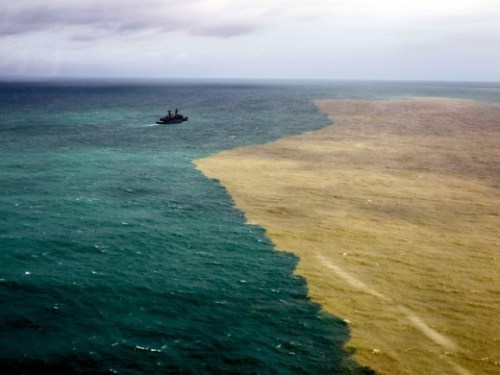 Foto: Entrada da Lama do Crime Ambiental de Mariana no mar, demonstrando a falta de controle na origem do problema.