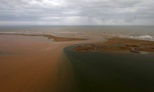 Foto: visão geral da entrada da lama de poluentes no mar, na Foz, no Espírito Santo.