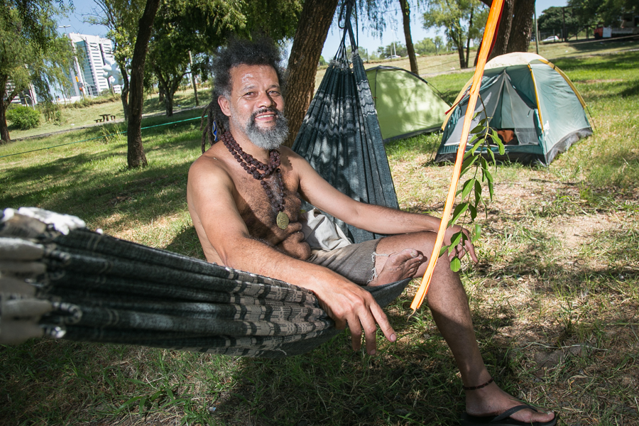 Mario da Aldeia já está instalado com sua barraca no espaço da Aldeia da Paz, dentro do Acampamento no Parque Harmonia. (Foto: Guilherme Santos/Sul21)