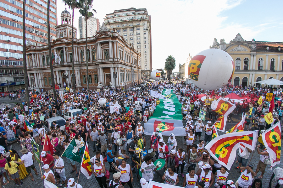 A marcha colorida e repleta de faixas, cartazes e balões percorreu a avenida Borges de Medeiros até o Largo Zumbi dos Palmares em um clima pacífico. (Foto: Guilherme Santos/Sul21)