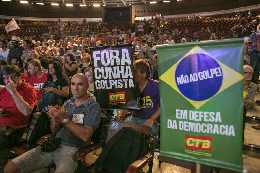 Entre outras bandeiras, movimentos sociais e sindicatos reafirmaram disposição de lutar contra tentativas de golpe contra a presidenta dilma Rousseff. (Foto: Guilherme Santos/Sul21)