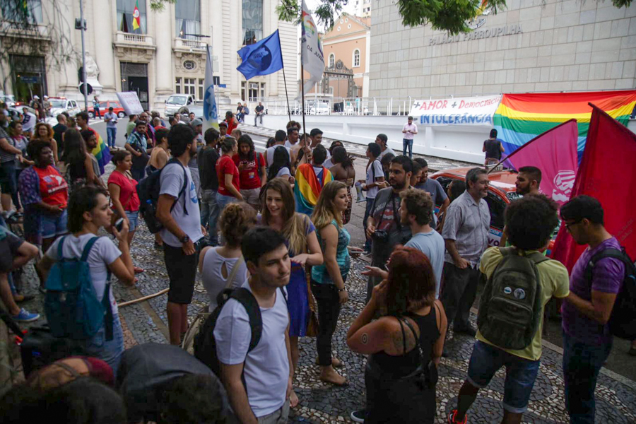 26/01/2016 - PORTO ALEGRE, RS, BRASIL - Movimento LGBT protesta contra o deputado federal Jair Bolsonaro (PP) recebido pela ALRS | Foto: Guilherme Santos/Sul21