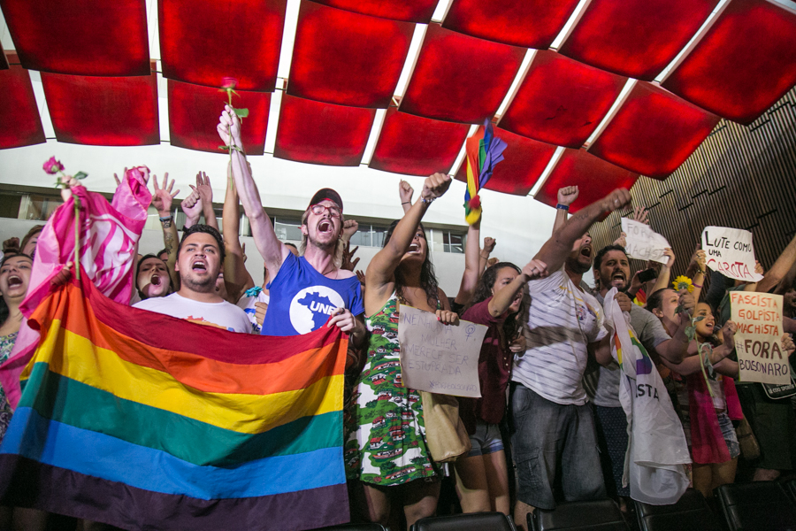 Manifestantes contra o deputado entraram no teatro e gritaram palavras de ordem, quando já deixavam o local ocorreu uma confusão Foto: Guilherme Santos/Sul21