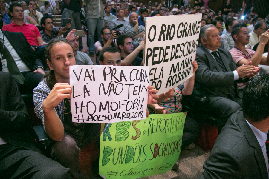 Apoiadores do deputado Bolsonaro levaram cartazes ironizando a homofobia e a deputada Maria do Rosária|Foto: Guilherme Santos/Sul21