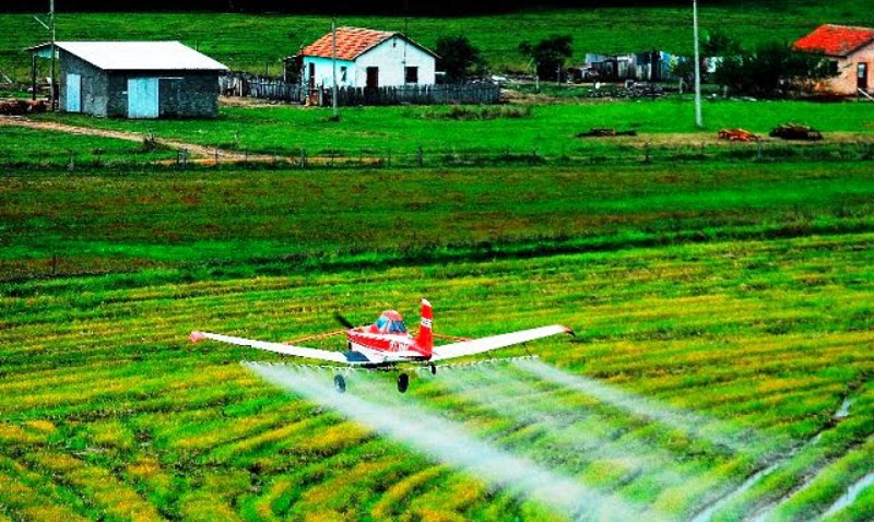 Os pesquisadores registraram pulverizações de agrotóxicos por avião e trator realizadas a menos de 10 metros de fontes de água potável, córregos, de criação de animais e de residências. (Foto: Brasileducom)