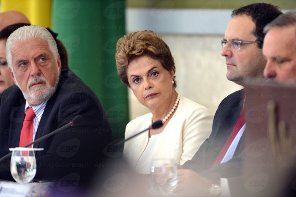 O ministro da Casa Civil, Jacques Wagner, a presidente Dilma e o ministro da Fazenda, Nelson Barbosa, na reunião do CDES. (Foto: Fabio Rodrigues Pozzebom/Agência Brasil)