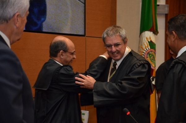 Desembargador Aquino passou o cargo ao novo presidente do Tribunal de justiça. (Foto: Eduardo Nichele/Divulgação)