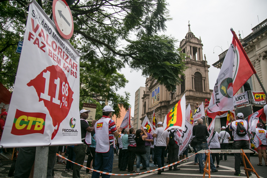 03/02/2016 - PORTO ALEGRE, RS, BRASIL - Trabalhores das centrais sindicais do RS negociam com governo do estado reajuste do salário mínimo regional | Foto: Caroline Ferraz/Sul21