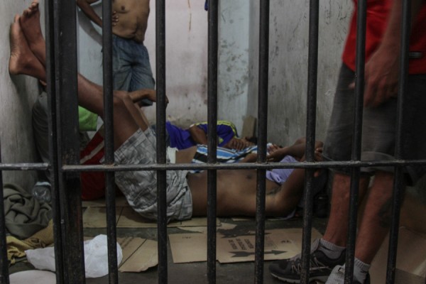 A única “mobília” das celas são pedaços de papelão espalhados pelo chão que fazem às vezes de cama para os presos dormirem. (Foto: Caroline Ferraz/Sul21)